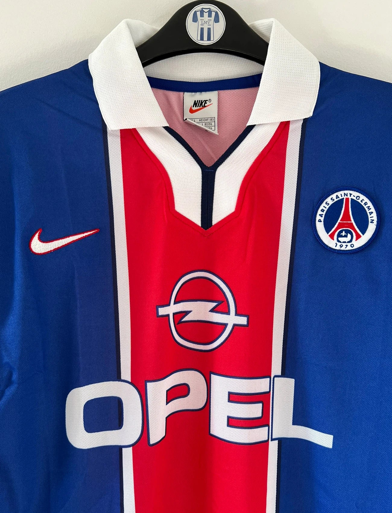 Maillot de foot vintage domicile du PSG de la saison 1997/1998. On peut retrouver l'équipementier Nike et le sponsor Opel. Il s'agit d'un maillot authentique d'époque.