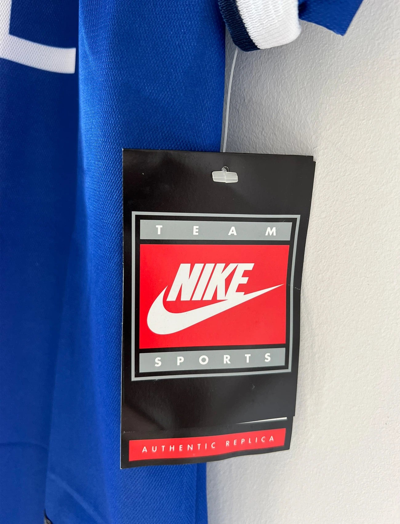 Maillot de foot vintage domicile du PSG de la saison 1997/1998. On peut retrouver l'équipementier Nike et le sponsor Opel. Il s'agit d'un maillot authentique d'époque.