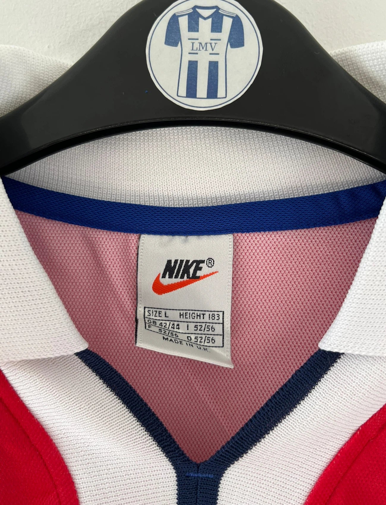 Maillot de foot vintage domicile du PSG de la saison 1997/1998. On peut retrouver l'équipementier Nike et le sponsor Opel. Il s'agit d'un maillot authentique d'époque.