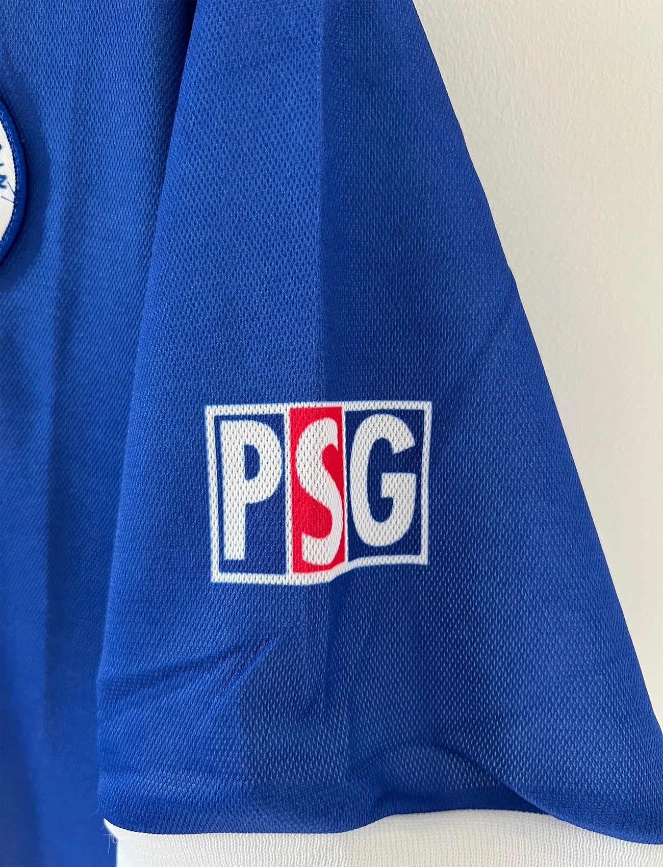Maillot de foot vintage domicile du PSG de la saison 1997/1998. On peut retrouver l'équipementier Nike et le sponsor Opel. Il s'agit d'un maillot authentique d'époque.