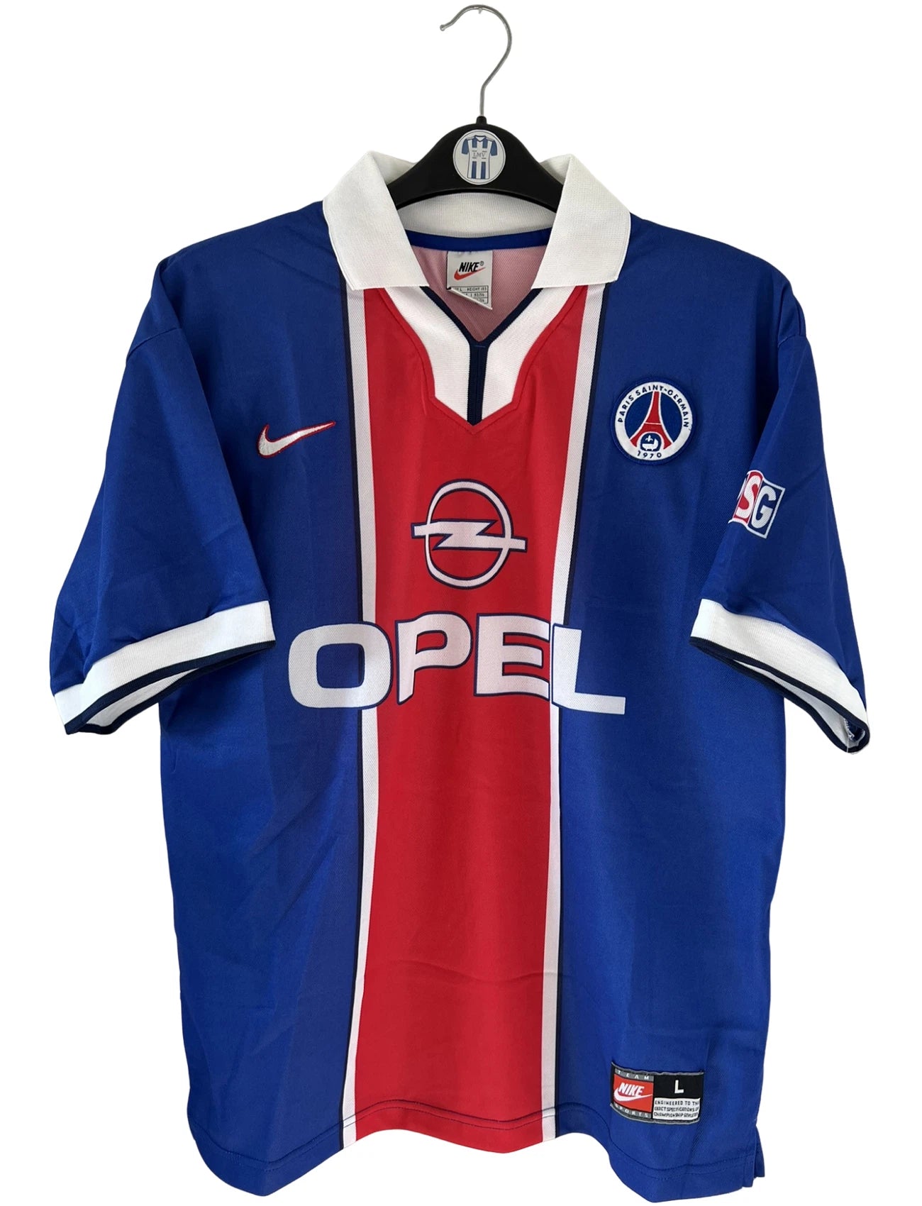 Maillot de foot vintage domicile du PSG de la saison 1997/1998. On peut retrouver l'équipementier Nike et le sponsor Opel. Il s'agit d'un maillot authentique d'époque.