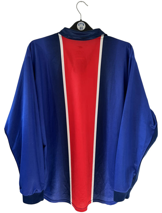 Maillot de foot vintage domicile du PSG de la saison 1998/1999. On peut retrouver l'équipementier Nike. Il s'agit d'un maillot authentique d'époque, issu du stock pro du club.