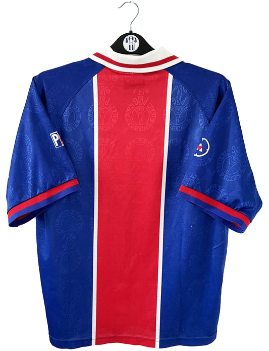 Maillot de foot vintage domicile du PSG de la saison 1996-1997. Il s'agit d'un maillot authentique. On peut retrouver l'équipementier nike et le sponsor opel
