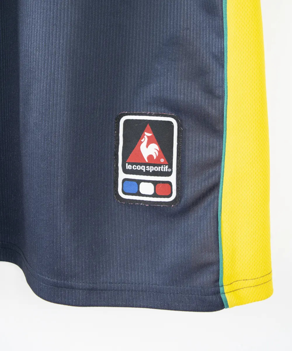 maillot de foot du fc nantes noir et jaune de la saison 2000-2001. On peut retrouver l"équipementier le coq sportif. On peut aussi retrouver à l'avant du maillot le sponsor loxam