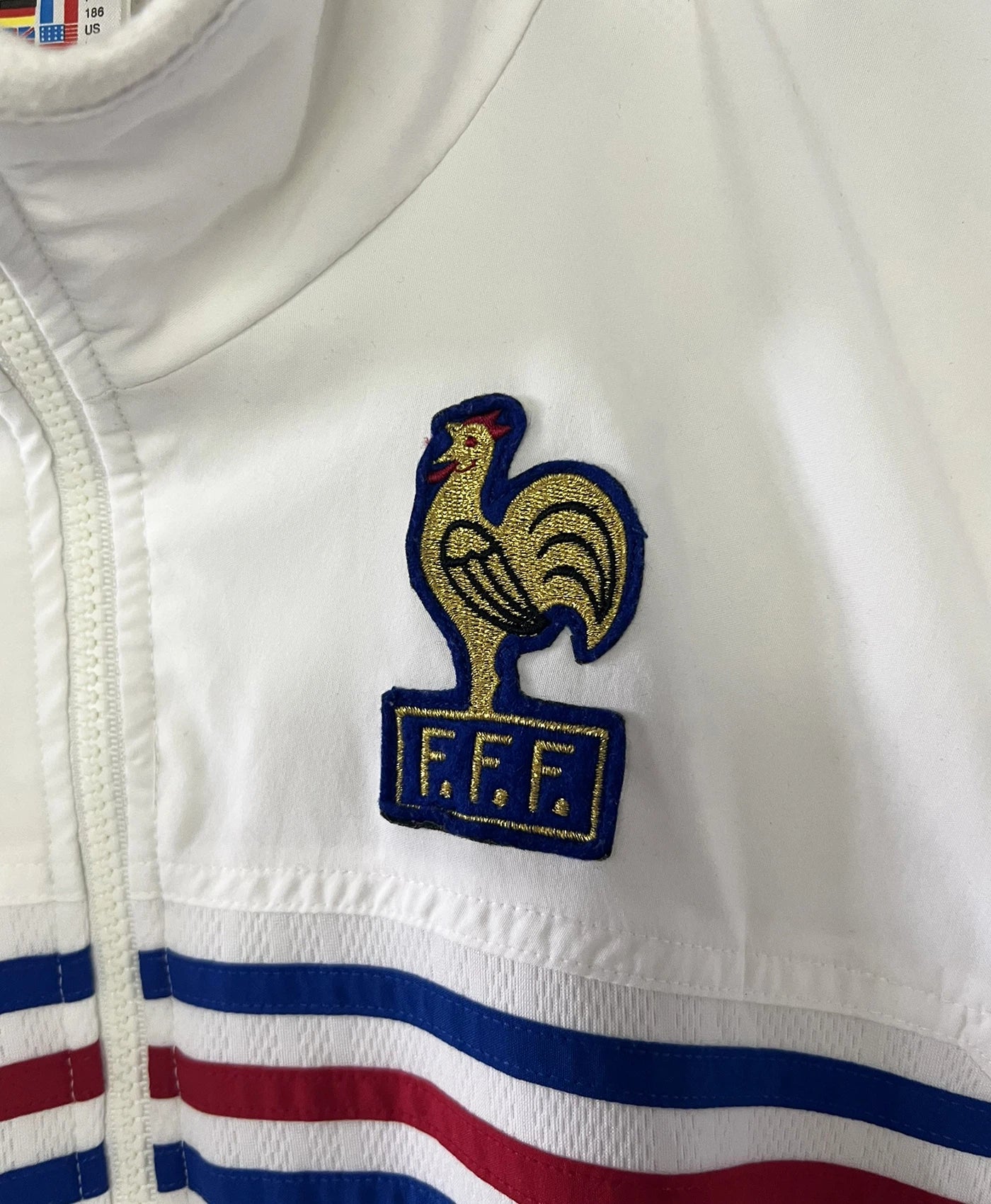Veste vintage authentique de l'équipe de france éditée lors de la coupe du monde 1998. On peut retrouver l'équipementier adidas et le coq sans l'étoile. Il s'agit d'une veste authentique d'époque.