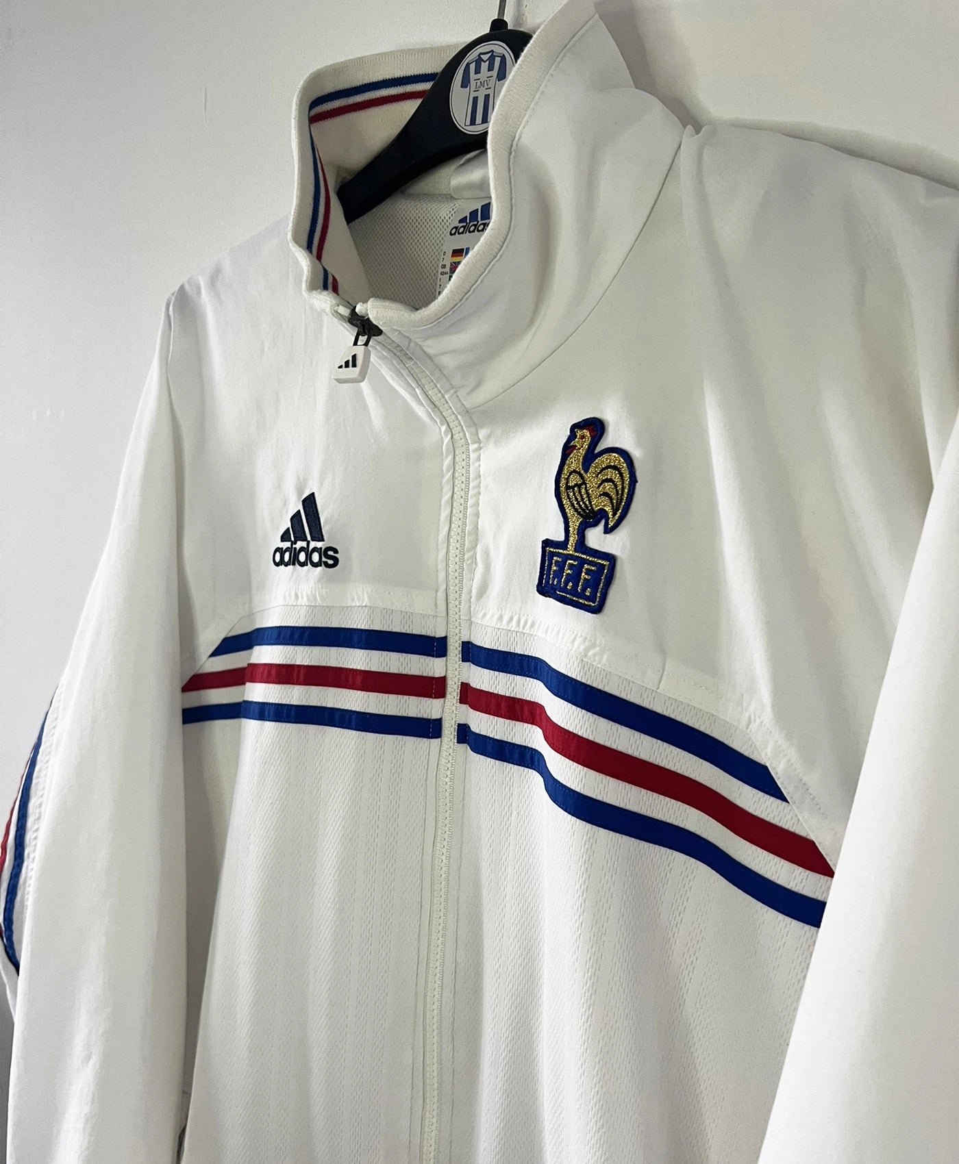 Veste vintage authentique de l'équipe de france éditée lors de la coupe du monde 1998. On peut retrouver l'équipementier adidas et le coq sans l'étoile. Il s'agit d'une veste authentique d'époque.