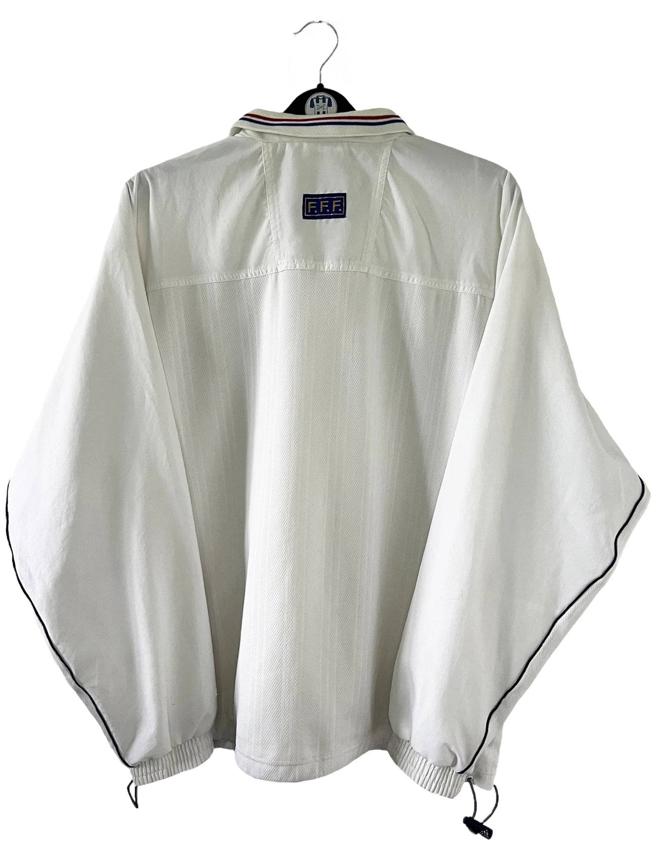 Veste vintage authentique de l'équipe de france éditée lors de la coupe du monde 1998. On peut retrouver l'équipementier adidas et le coq sans l'étoile. Il s'agit d'une veste authentique d'époque.