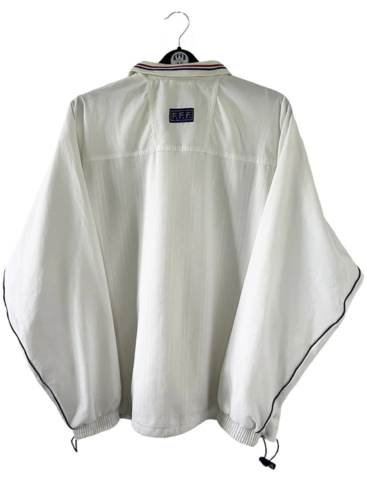Veste vintage authentique de l'équipe de france éditée lors de la coupe du monde 1998. On peut retrouver l'équipementier adidas et le coq sans l'étoile. Il s'agit d'une veste authentique d'époque.