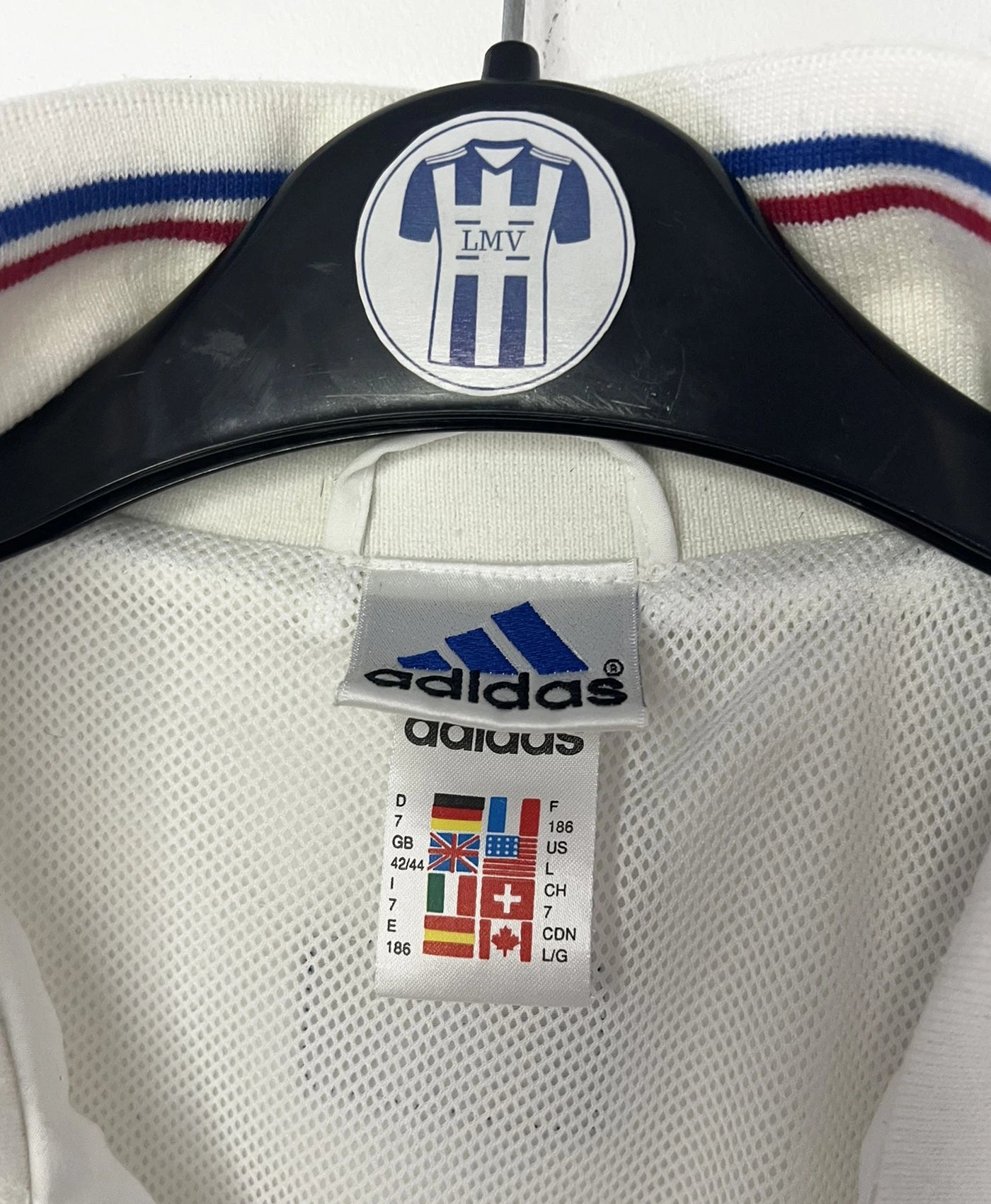 Veste vintage authentique de l'équipe de france éditée lors de la coupe du monde 1998. On peut retrouver l'équipementier adidas et le coq sans l'étoile. Il s'agit d'une veste authentique d'époque.