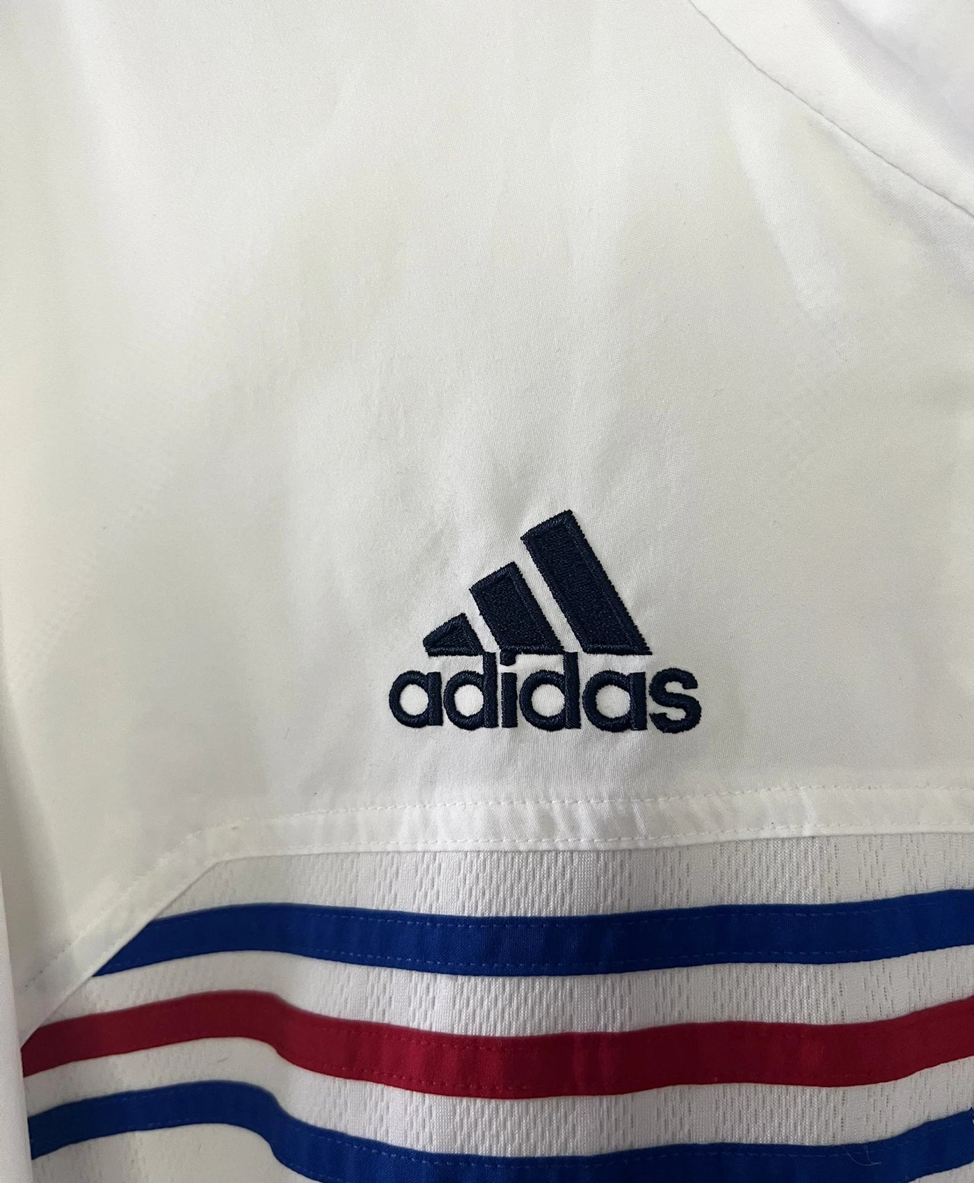 Veste vintage authentique de l'équipe de france éditée lors de la coupe du monde 1998. On peut retrouver l'équipementier adidas et le coq sans l'étoile. Il s'agit d'une veste authentique d'époque.