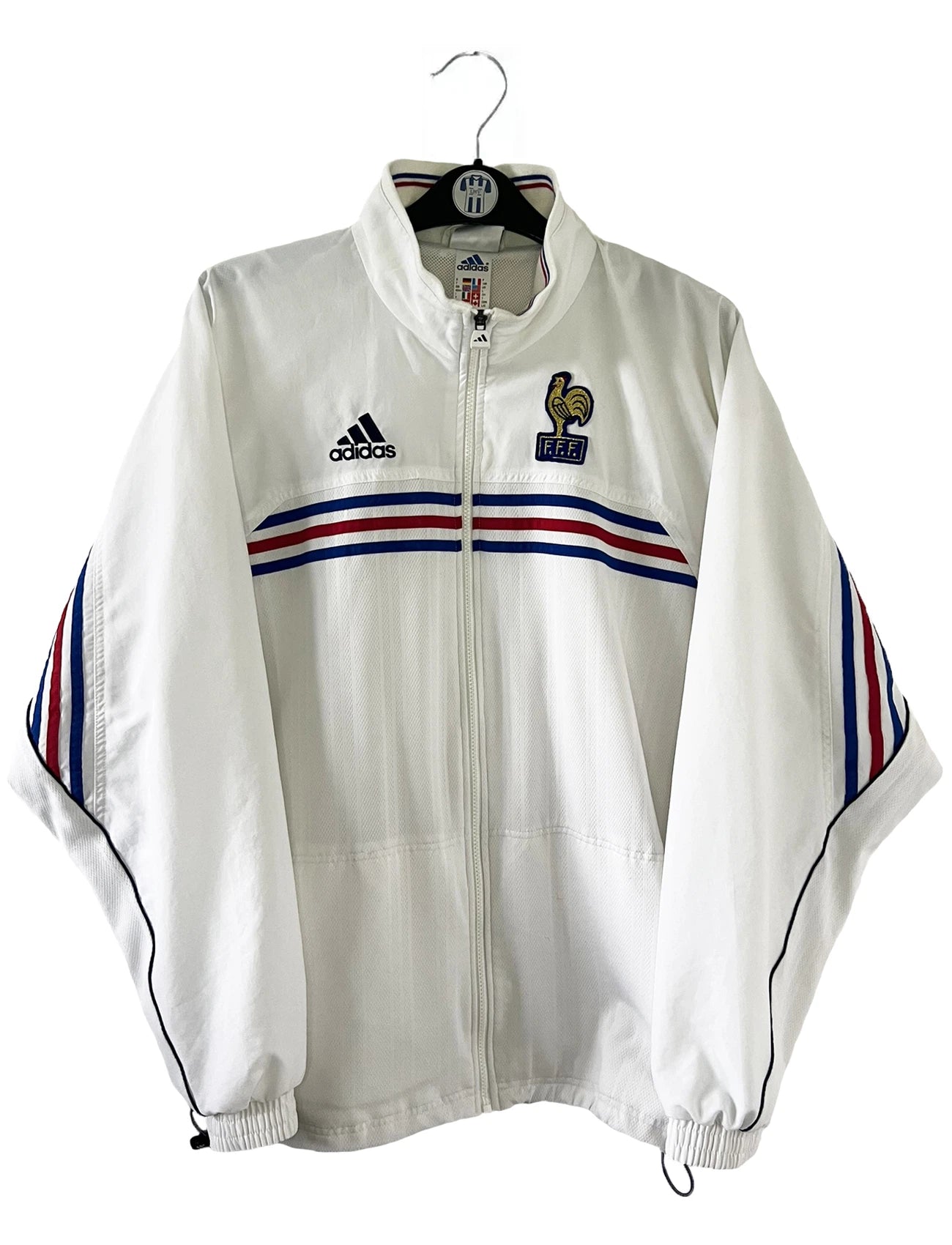 Veste vintage authentique de l'équipe de france éditée lors de la coupe du monde 1998. On peut retrouver l'équipementier adidas et le coq sans l'étoile. Il s'agit d'une veste authentique d'époque.