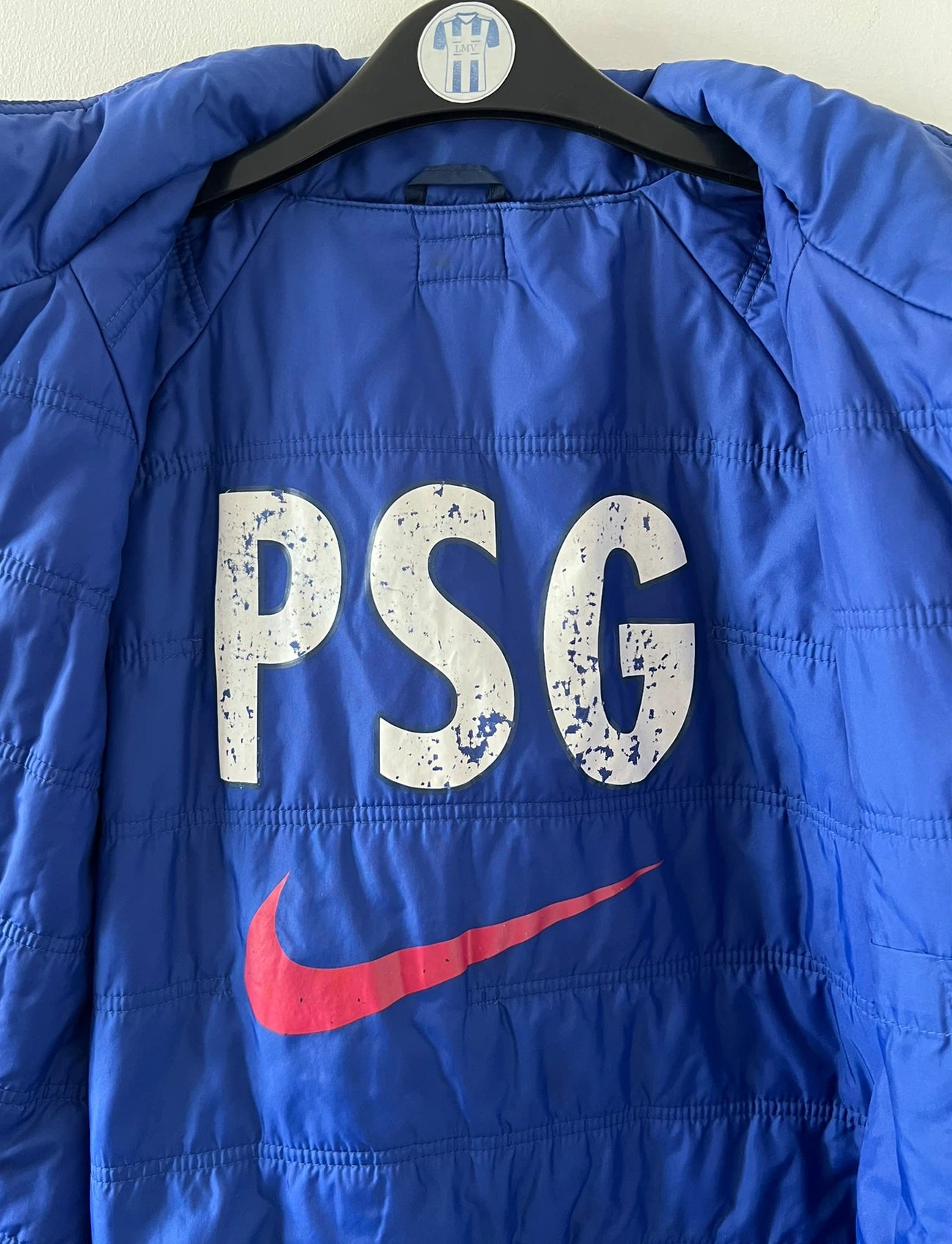 Veste de foot vintage bleue du PSG 1997/1998. On peut retrouver l'équipementier Nike. Il s'agit d'une veste authentique d'époque.