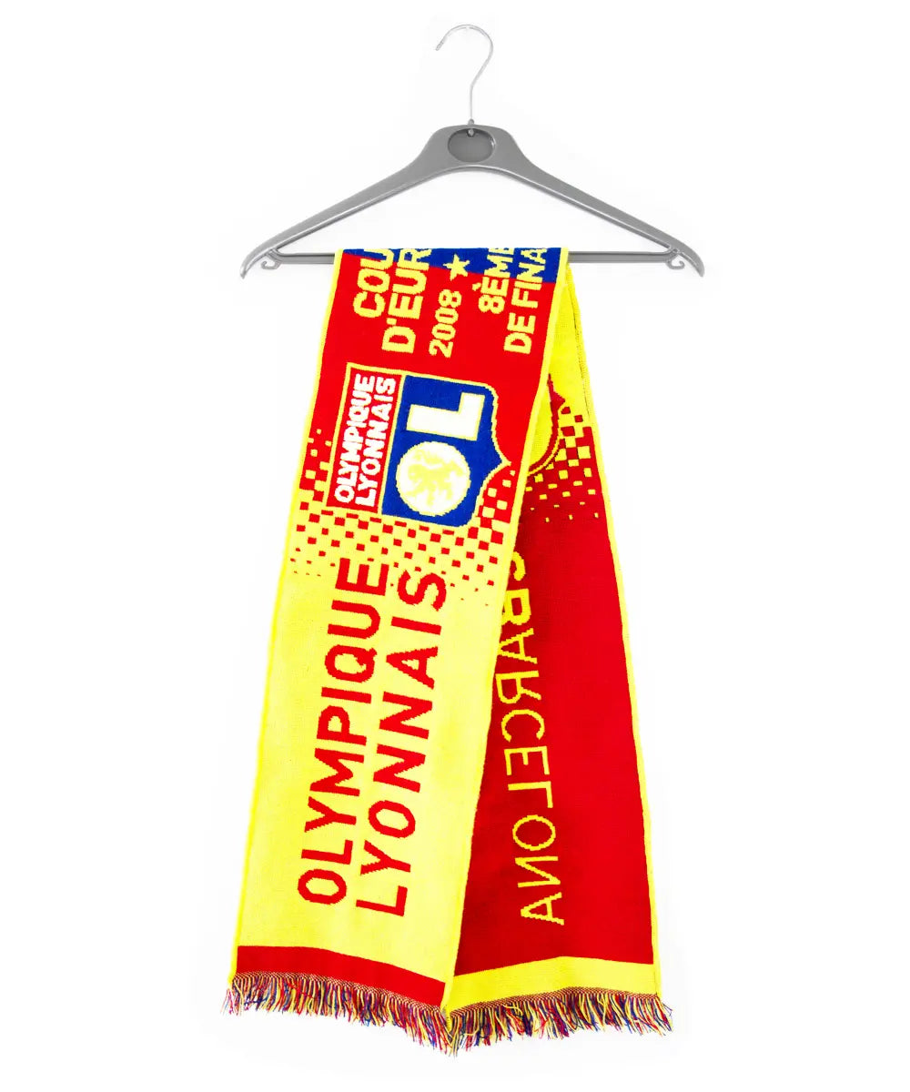 Echarpe éditée lors du huitième de finale de ligue des champions entre lyon et le fc barcelone. L'écharpe est de couleur jaune, bleu et rouge