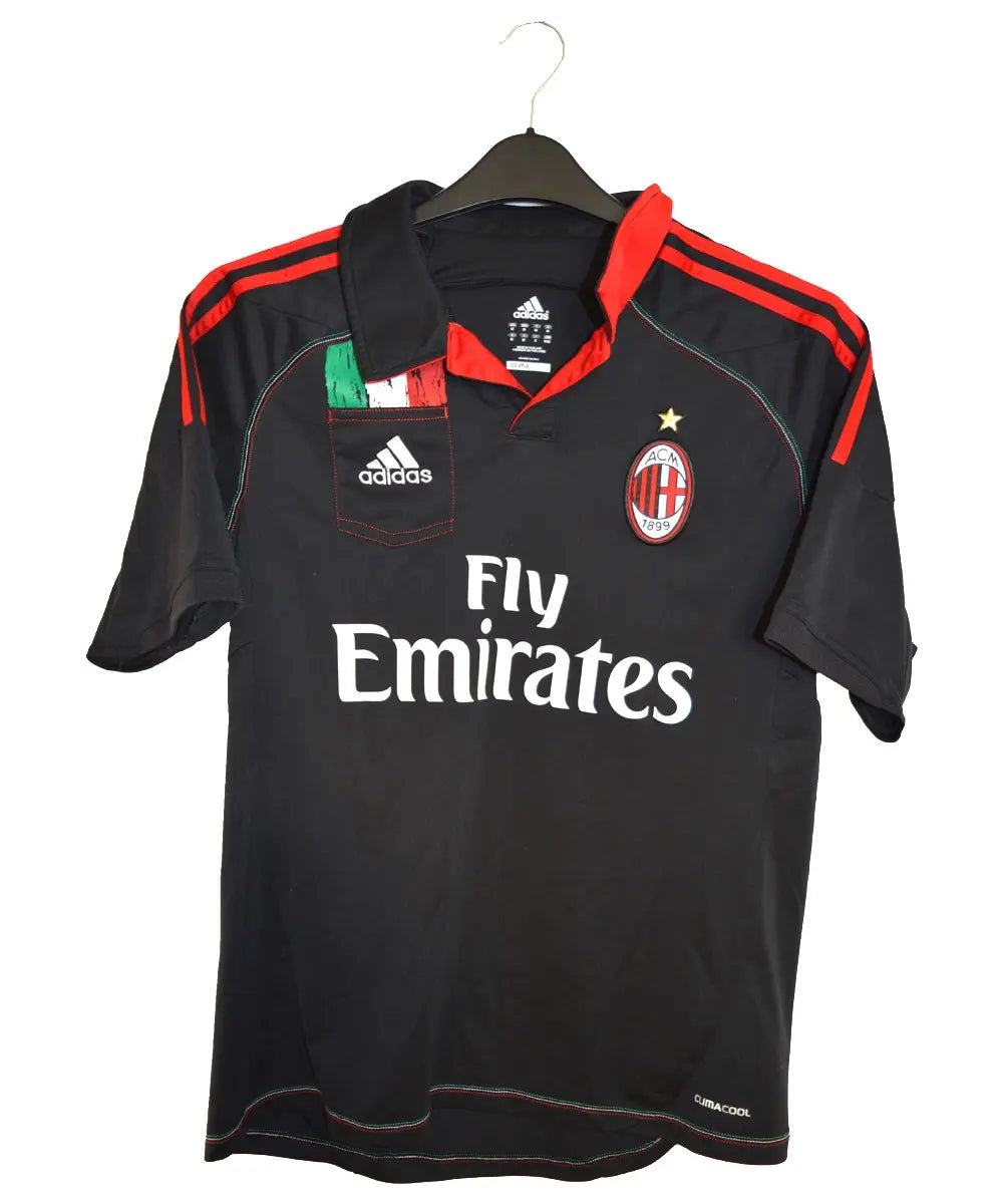 Maillot de foot retro/vintage authentique third noir de l'ac milan porté lors de la saison 2012-2013. On peut y retrouver l'équipementier adidas ainsi que le sponsor fly emirates