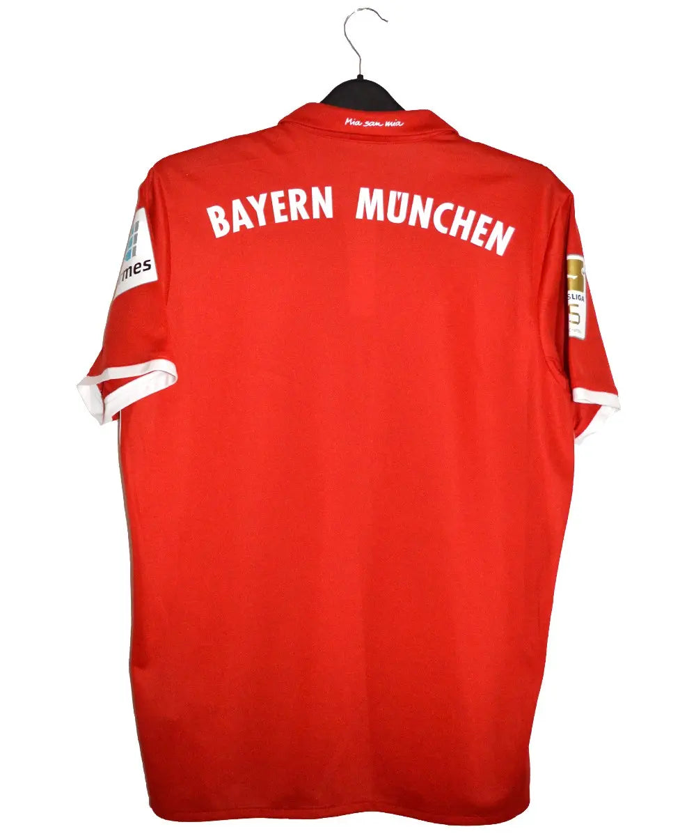 Maillot domicile du bayern munich rouge et blanc porté lors de la saison 2016-2017. On peut retrouver sur le maillot l'équipementier adidas ainsi que le sponsor Deutsche Telekom