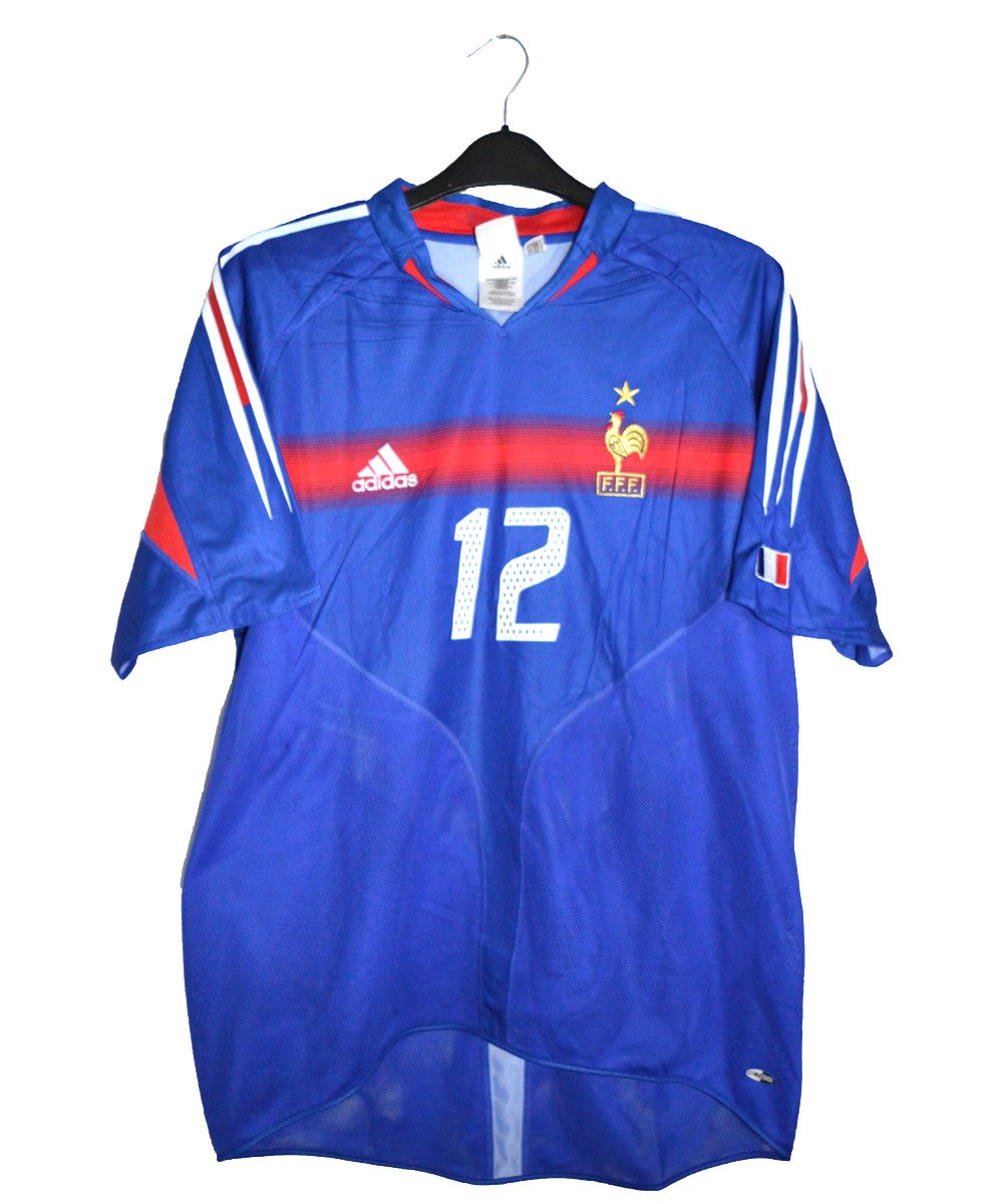 Maillot domicile bleu de l'équipe de france 2004-2006. Sur le maillot on peut retrouver l'équipementier adidas. Le maillot est floqué du numéro 12 Thierry Henry.