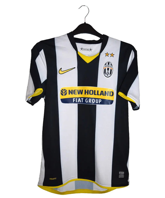 Maillot domicile de la juventus blanc et noir porté lors de la saison 2008-2009. On peut retrouver l'équipementier nike et le sponsor new holland. Le maillot est floqué du numéro 10 Del Piero