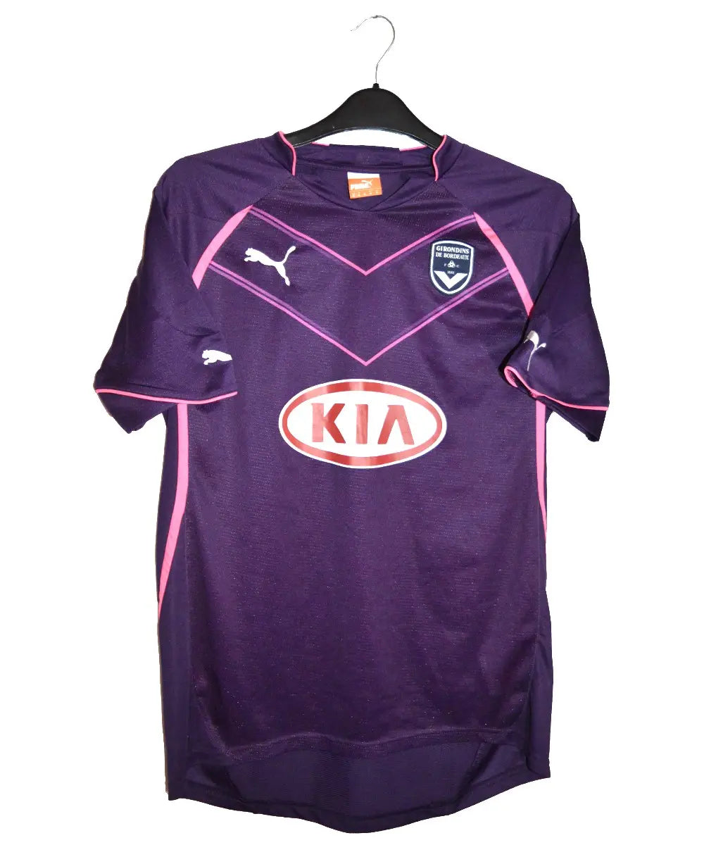 Maillot third violet des girondins de bordeaux, porté lors de la saison 2010-2011. On peut retrouver sur le maillot l'équipementier puma et le sponsor kia.