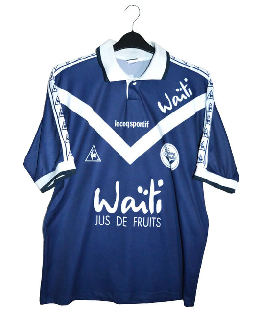 Maillot de foot retro/vintage authentique des girondins de bordeaux lors de la saison 1996-1997. Le maillot est floqué Jean Pierre Papin avec le numéro 27, le sponsor waiti et l'équipementier le coq sportif
