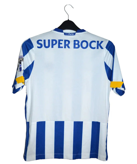 Maillot de foot retro/vintage authentique domicile de porto de la saison 2020-2021. Le maillot est de couleur bleu et blanche et on peut retrouver l'équipementier new balance et le sponsor super bock écrit au dos du maillot