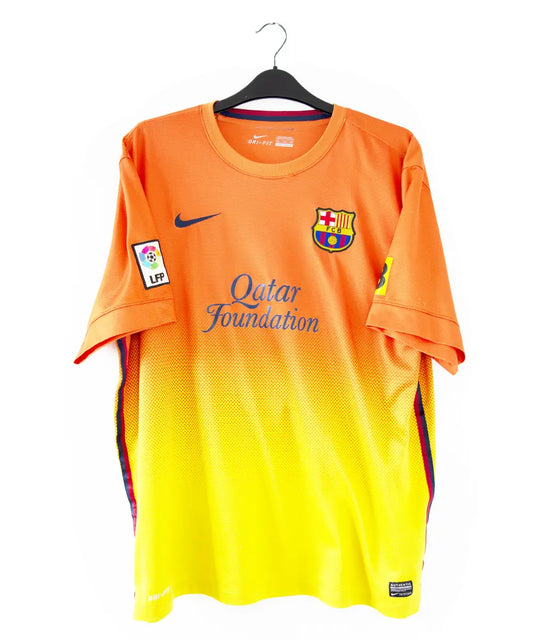 Maillot extérieur du FC Barcelone lors de la saison 2012-2013. On peut retrouver sur le maillot l'équipementier nike, le sponsor qatar foundation et Unicef. Le maillot est floqué du numéro 10 messi