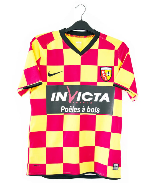 Maillot domicile du rc lens lors de la saison 2008 2009. Le maillot est signé de Yohan Demont. On peut retrouver l'équipementier nike et le sponsor invicta