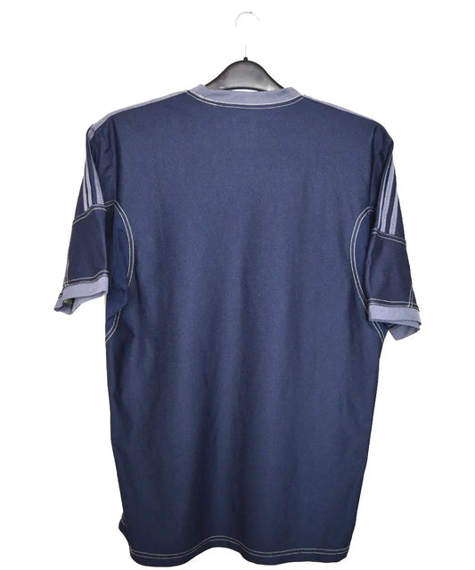 Maillot extérieur de l'om noir et blanc porté lors de la saison 2013-2014. On peut retrouver sur le maillot le sponsor intersport et l'équipementier adidas.