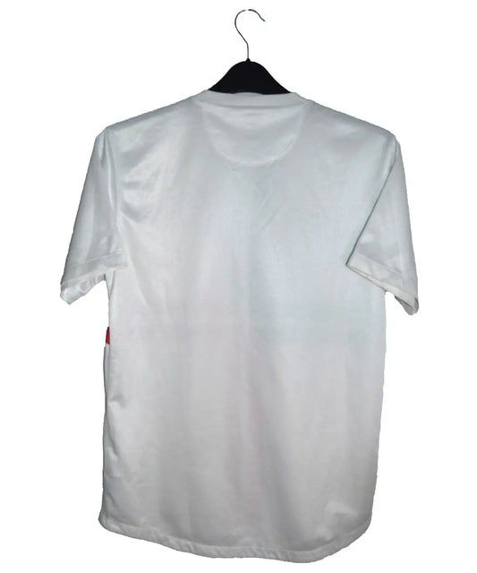 Maillot retro/vintage authentique du portugal blanc en 2012-2013. Le maillot est de couleur blanc avec une croix verte et rouge. On peut y retrouver l'équipementier nike.