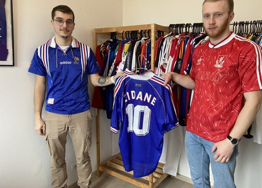 Photo de la collection de maillot de Retro Football Place lors d'un article dans le journal de la presse de la manche
