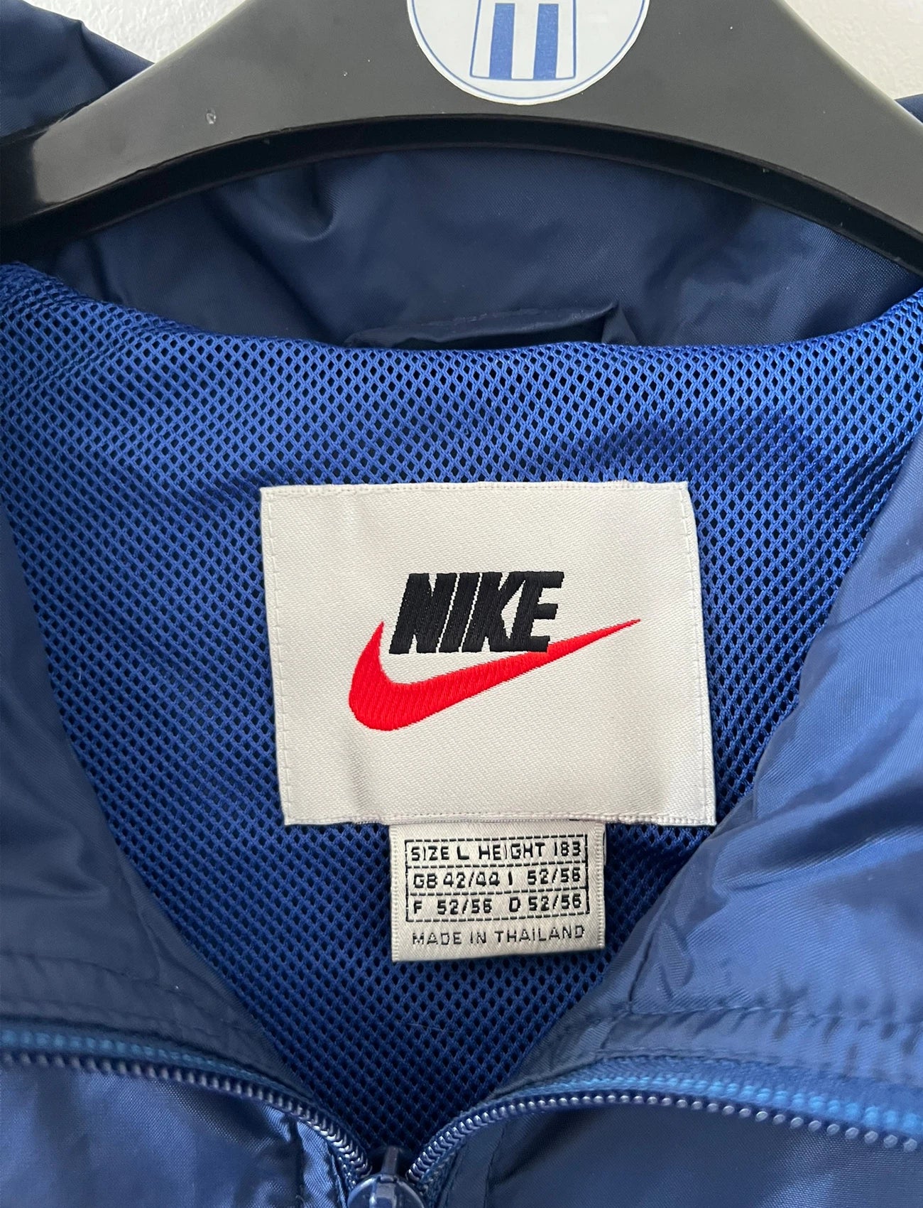 Veste bleue du PSG de la saison 1998/1999. On peut retrouver l'équipementier Nike et le sponsor Opel. Il s'agit d'une veste authentique d'époque.