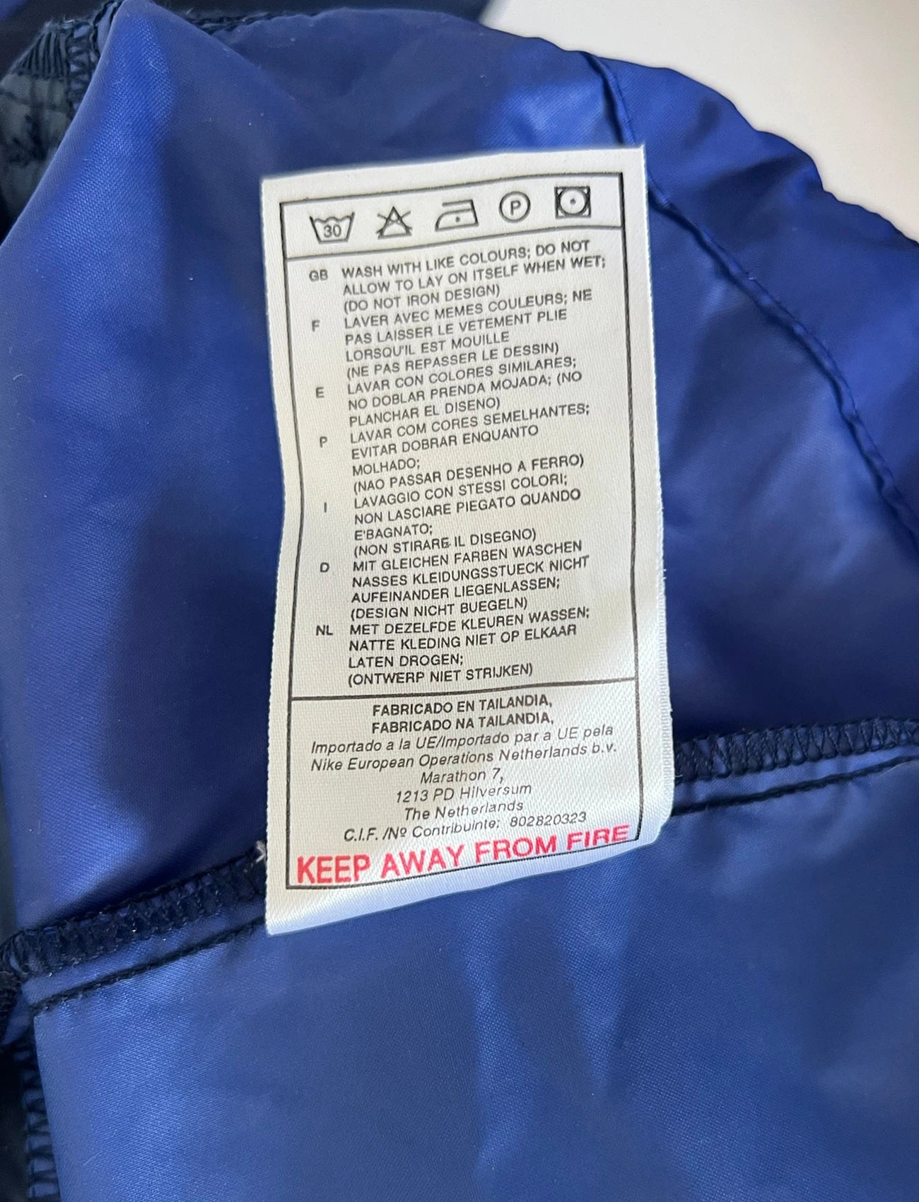 Veste bleue du PSG de la saison 1998/1999. On peut retrouver l'équipementier Nike et le sponsor Opel. Il s'agit d'une veste authentique d'époque.