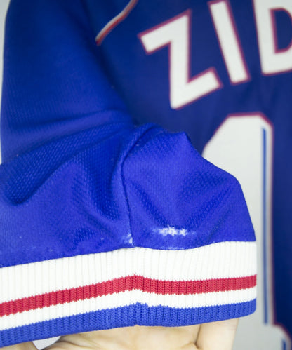 Maillot de foot vintage bleu blanc et rouge de l'équipe de france 1998. On peut retrouver l'équipementier adidas. Il s'agit d'un maillot authentique d'époque