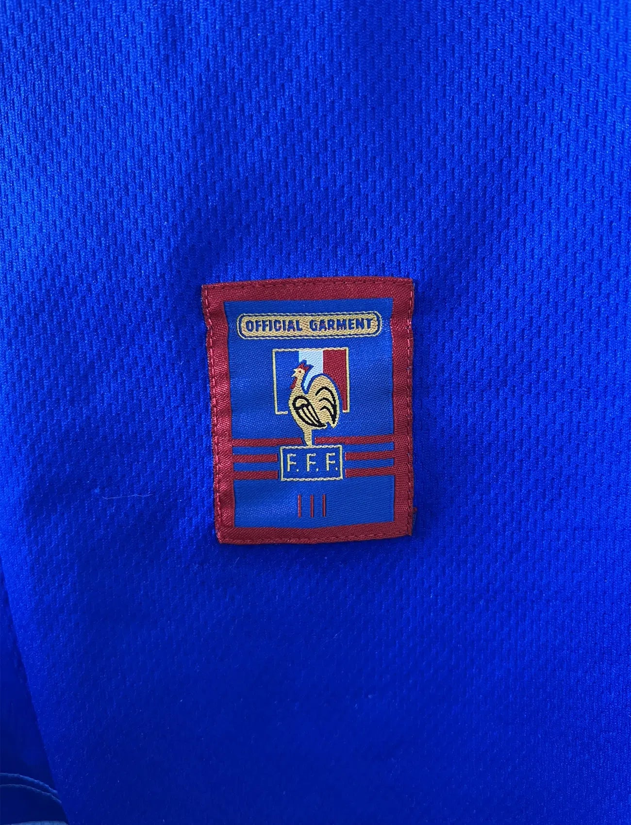 Maillot de foot vintage bleu blanc et rouge domicile de l'équipe de France 1998. On peut retrouver le sponsor adidas. On peut voir le coq avec l'étoile avec la signature "pour toi" de Zinedine Zidane. Il s'agit d'un maillot authentique.