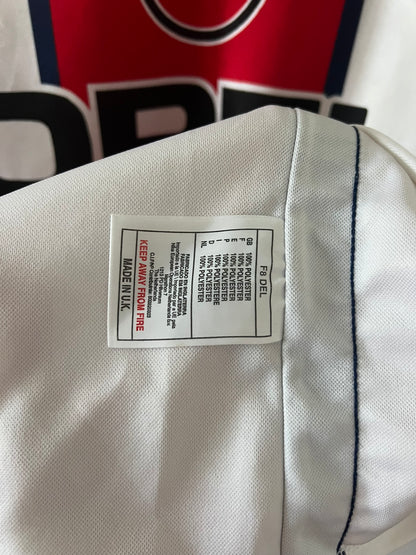 Maillot de foot vintage extérieur blanc du PSG de la saison 1998/1999. On peut retrouver l'équipementier Nike et le sponsor Opel. Il s'agit d'un maillot authentique d'époque.