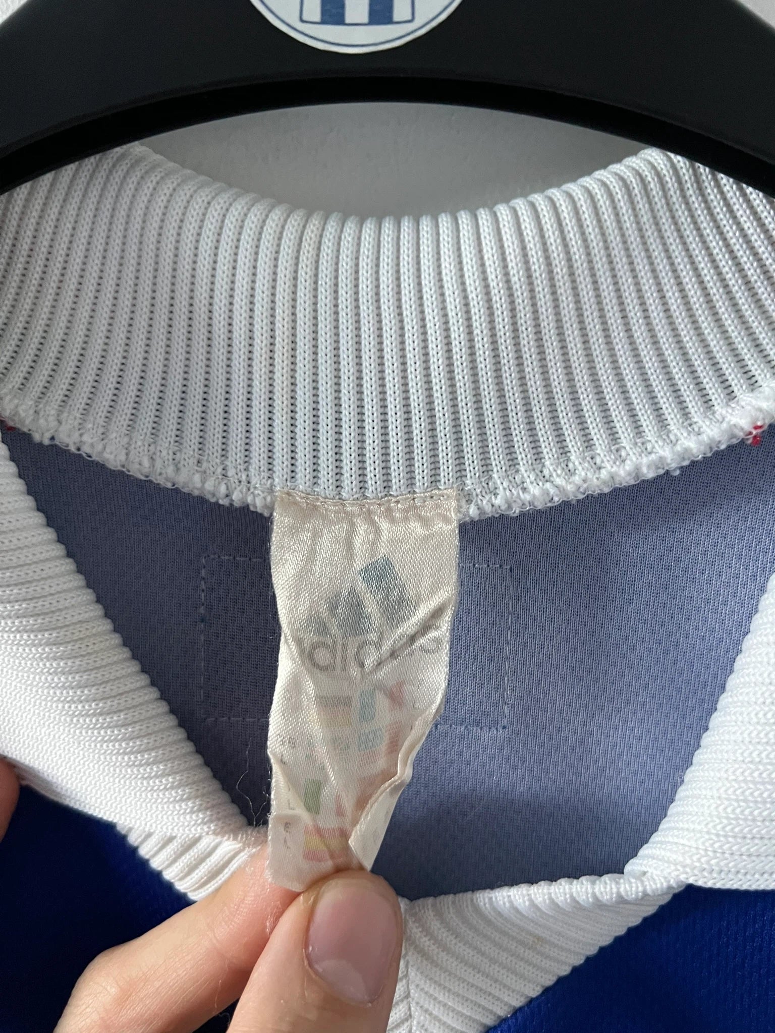 Maillot foot vintage domicile equipe de france 1998 bleu blanc et rouge. On peut retrouver l'équipementier adidas. Ils 'agit d'un maillot authentique d'époque floqué Zinedine Zidane