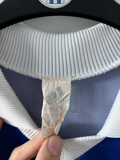 Maillot foot vintage domicile equipe de france 1998 bleu blanc et rouge. On peut retrouver l'équipementier adidas. Ils 'agit d'un maillot authentique d'époque floqué Zinedine Zidane