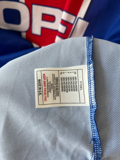 Maillot de foot vintage domicile PSG 1997/1998. On peut retrouver l'équipementier Nike et le sponsor Opel. Le maillot est floqué du numéro 18 Florian Maurice. Il s'agit d'un maillot authentique d'époque.