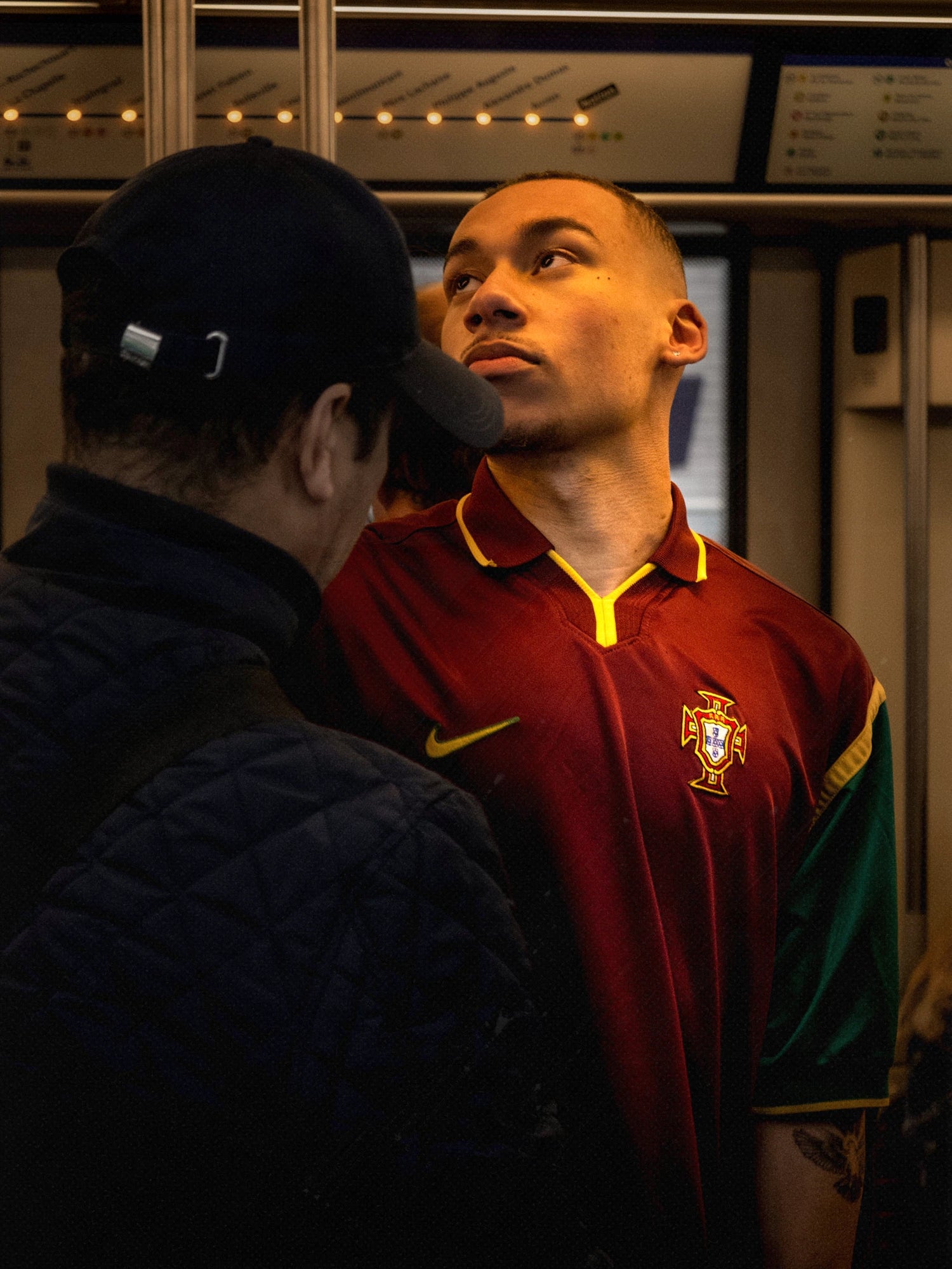 Photo d'un homme portant un maillot du portugal. Cette image fait référence aux maillots de foot vintage présent sur le site Le Maillot Vintage