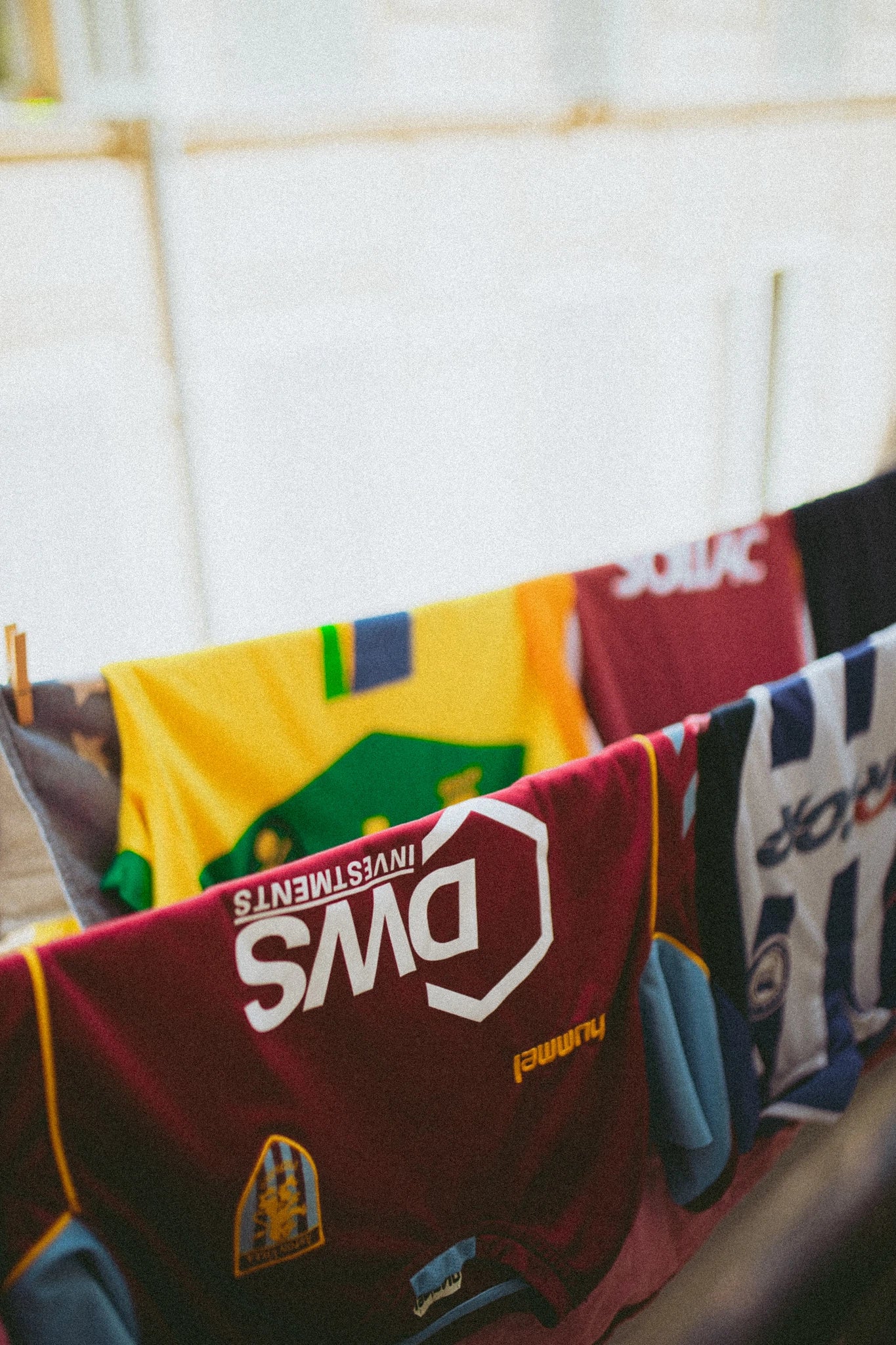 Photo de plusieurs maillots représentant l'ensemble des maillots de foot vintage du site Le Maillot Vintage