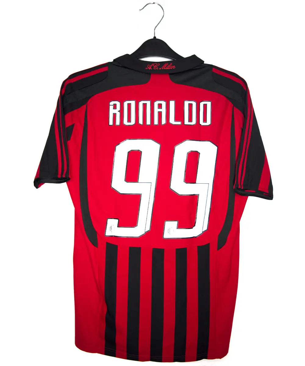 Maillot domicile ac milan 2007-2008 noir et rouge. On peut retrouver l'équipementier adidas et le sponsor bwin. Sur cette photo on peut voir le flocage de Ronaldo avec le numéro 99