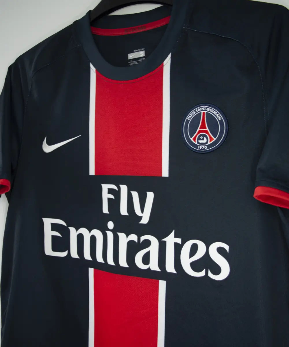 Maillot de foot vintage domicile bleu et rouge du psg de la saison 2008-2009. On peut retrouver l'équipementier nike et le sponsor fly emirates. Le maillot est floqué du numéro 4 Claude Makelele. Il s'agit d'un maillot authentique