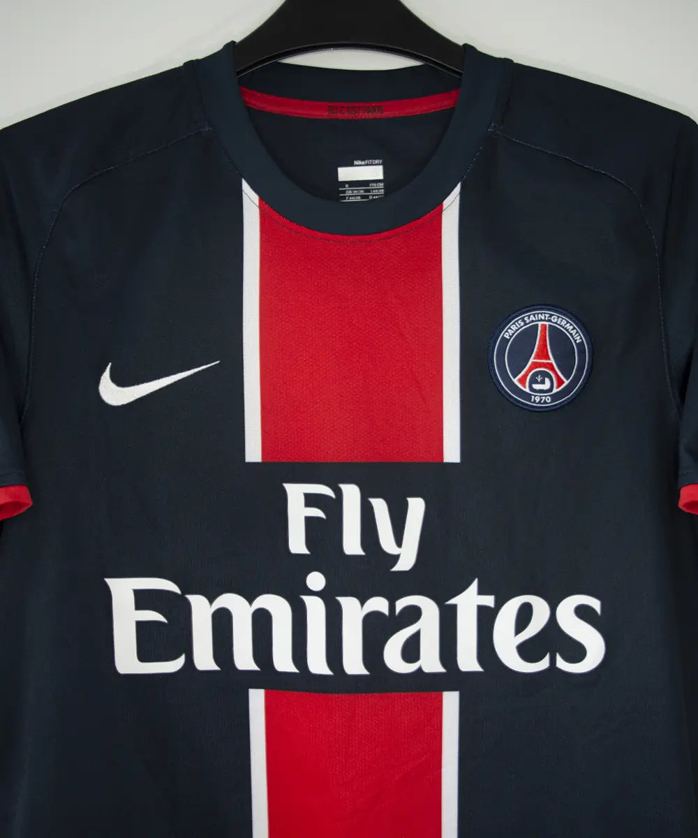 Maillot de foot vintage domicile bleu et rouge du psg de la saison 2008-2009. On peut retrouver l'équipementier nike et le sponsor fly emirates. Le maillot est floqué du numéro 4 Claude Makelele. Il s'agit d'un maillot authentique