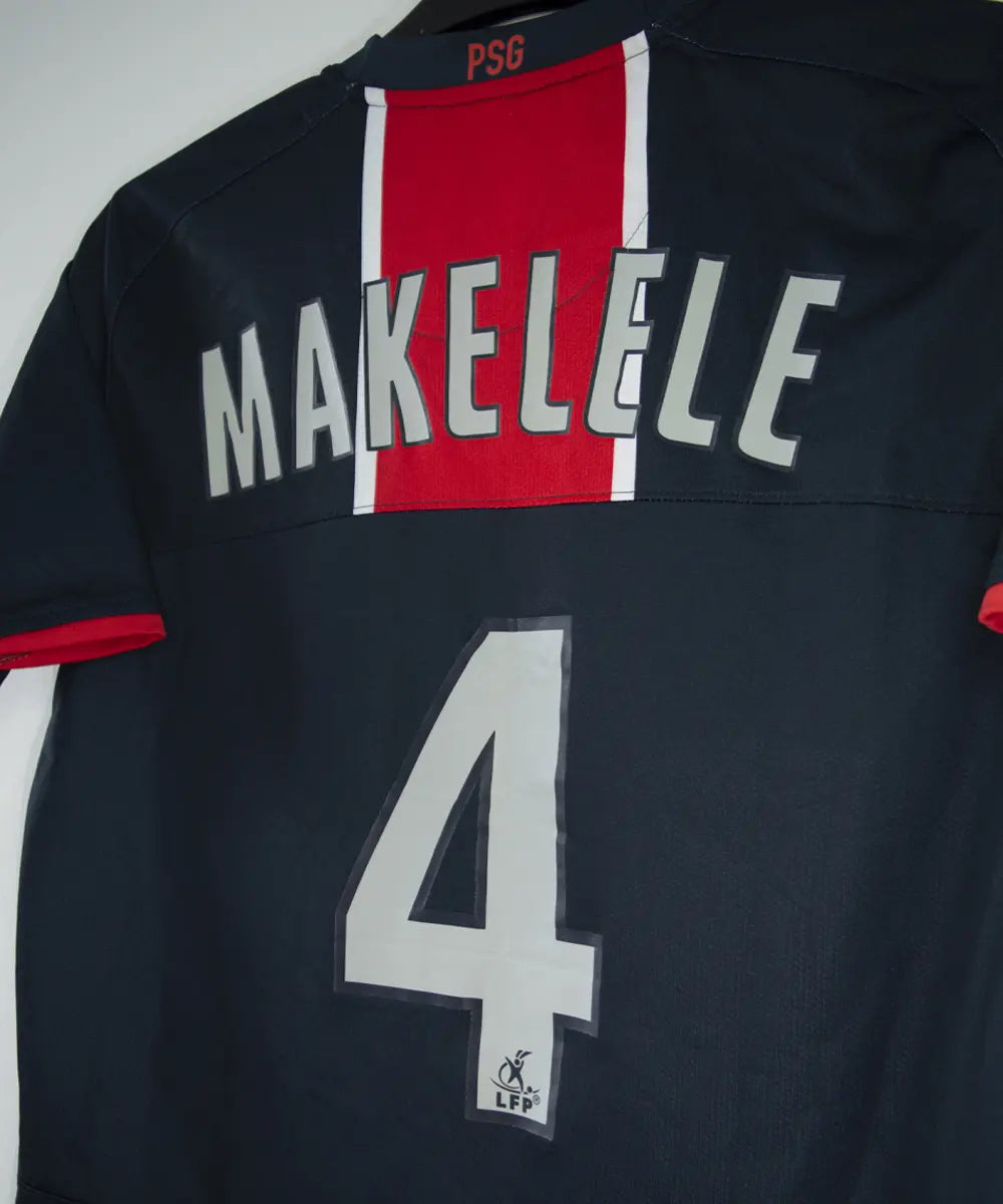 Maillot de foot vintage domicile bleu et rouge du psg de la saison 2008-2009. On peut retrouver l'équipementier nike et le sponsor fly emirates. Le maillot est floqué du numéro 4 Claude Makelele. Il s'agit d'un maillot authentique