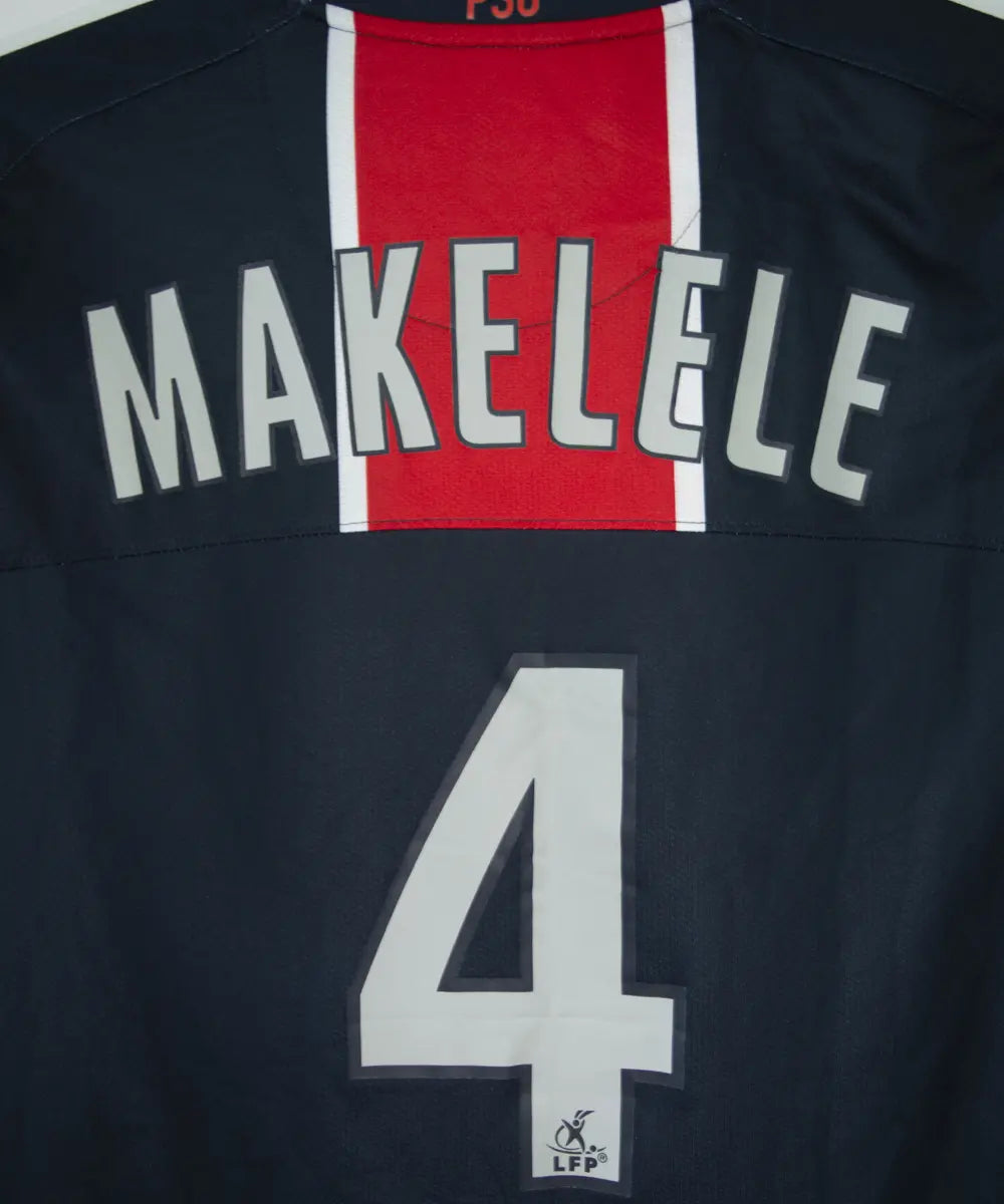 Maillot de foot vintage domicile bleu et rouge du psg de la saison 2008-2009. On peut retrouver l'équipementier nike et le sponsor fly emirates. Le maillot est floqué du numéro 4 Claude Makelele. Il s'agit d'un maillot authentique