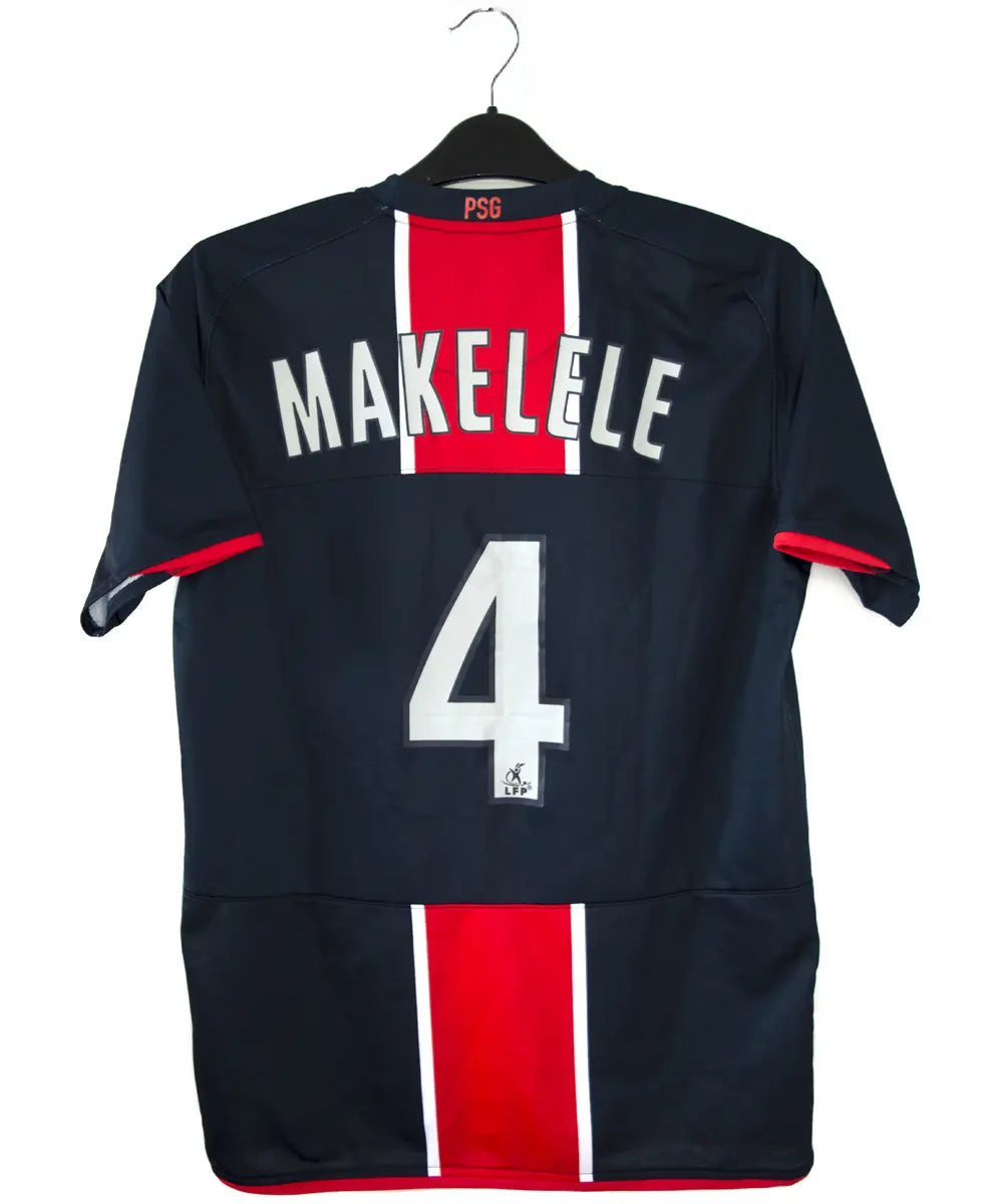 Maillot de foot vintage domicile bleu et rouge du psg de la saison 2008-2009. On peut retrouver l'équipementier nike et le sponsor fly emirates. Le maillot est floqué du numéro 4 Claude Makelele. Il s'agit d'un maillot authentique