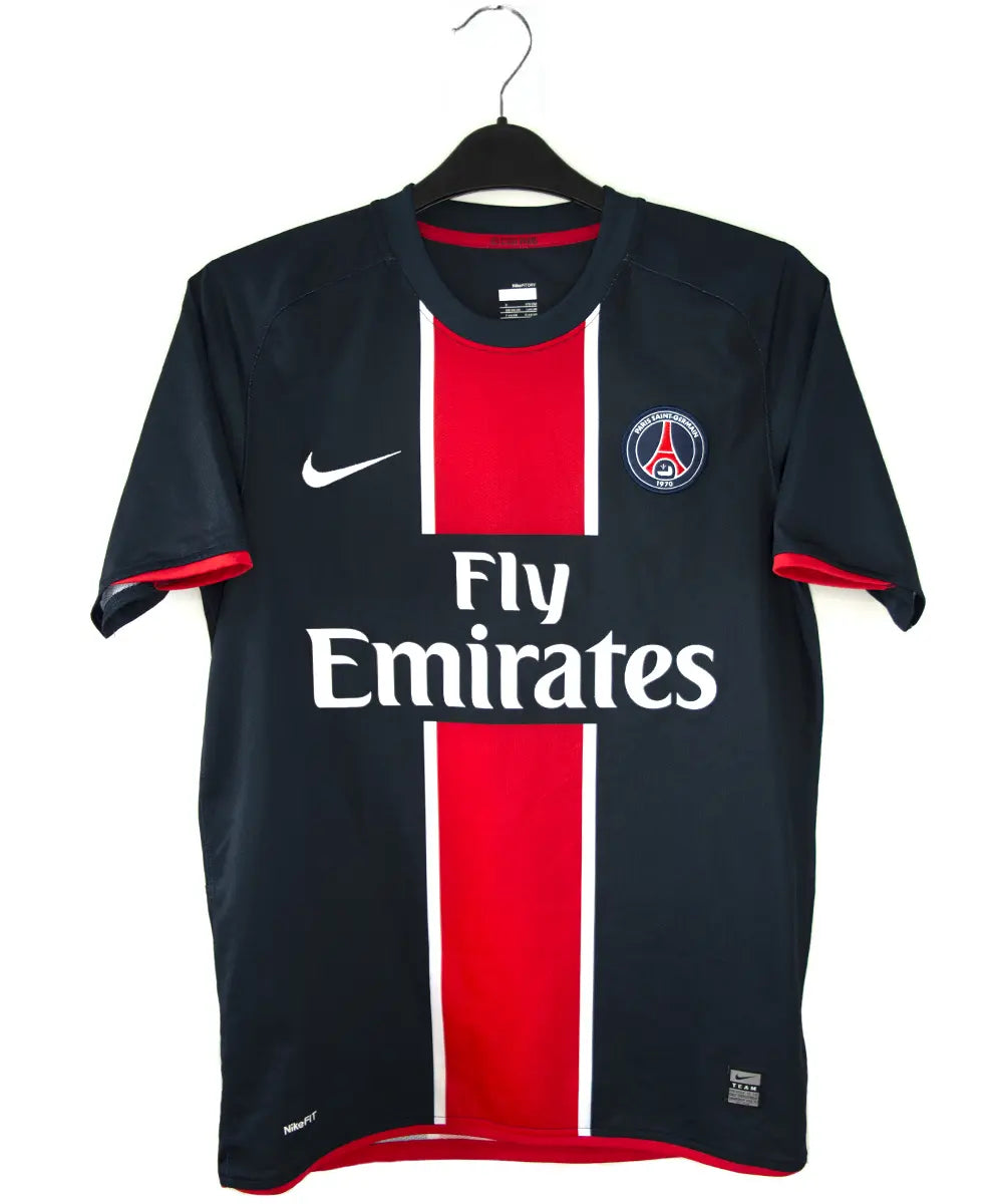 Maillot de foot vintage domicile bleu et rouge du psg de la saison 2008-2009. On peut retrouver l'équipementier nike et le sponsor fly emirates. Le maillot est floqué du numéro 4 Claude Makelele. Il s'agit d'un maillot authentique