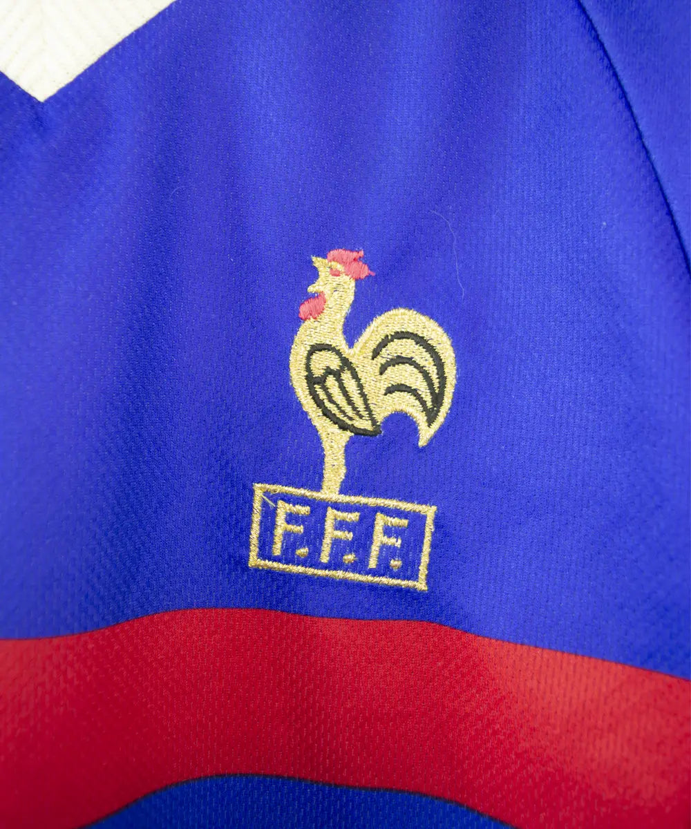 Maillot equipe de france 1998 sans l'étoile de couleur bleu, blanc et rouge. On peut retrouver l'équipementier adidas