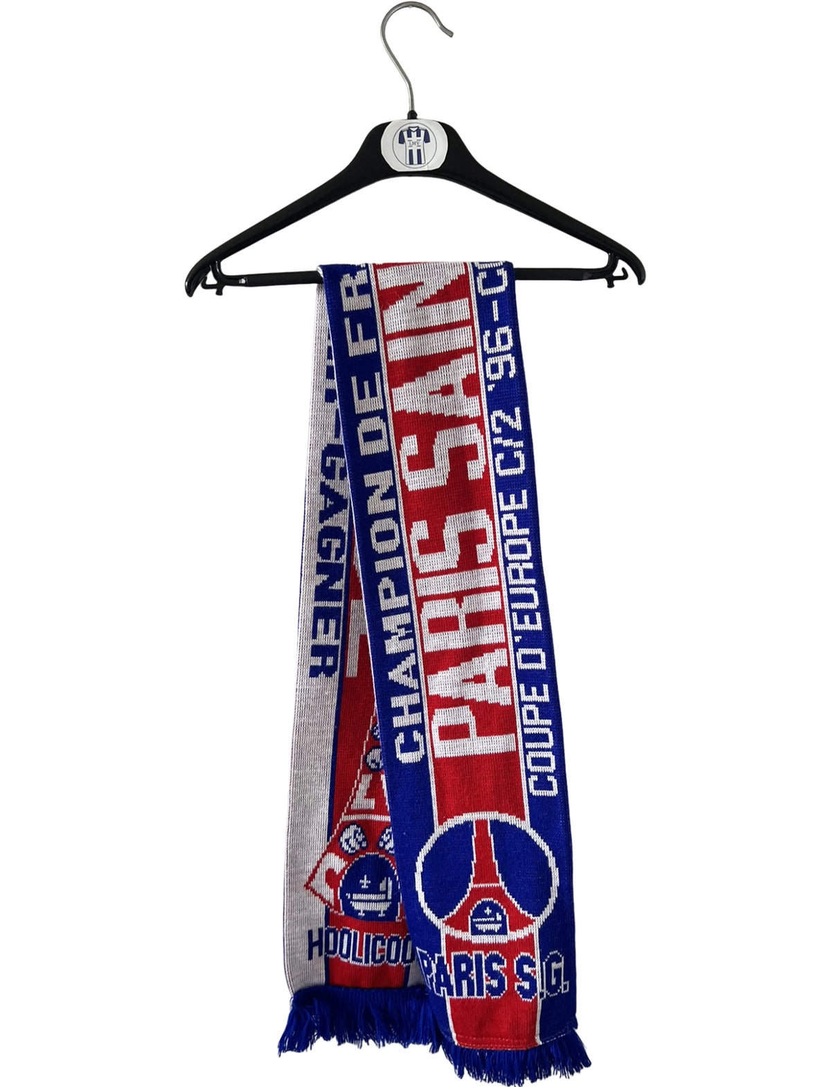 Echarpe de foot vintage du PSG des années 90, qui retrace le palmarès des parisiens.