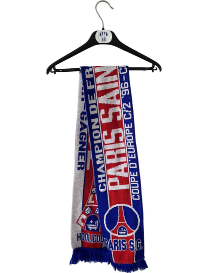 Echarpe de foot vintage du PSG des années 90, qui retrace le palmarès des parisiens.