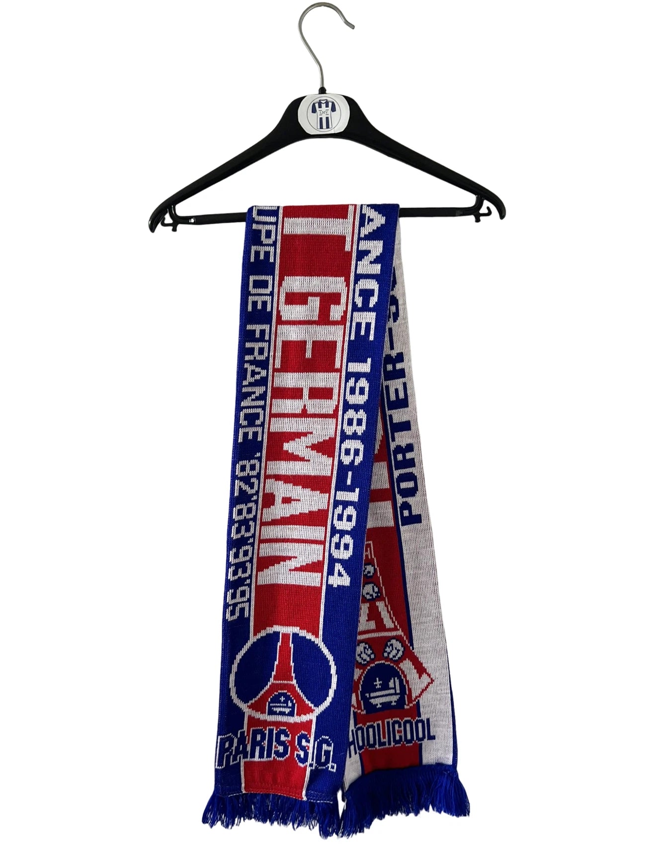 Echarpe de foot vintage du PSG des années 90, qui retrace le palmarès des parisiens.